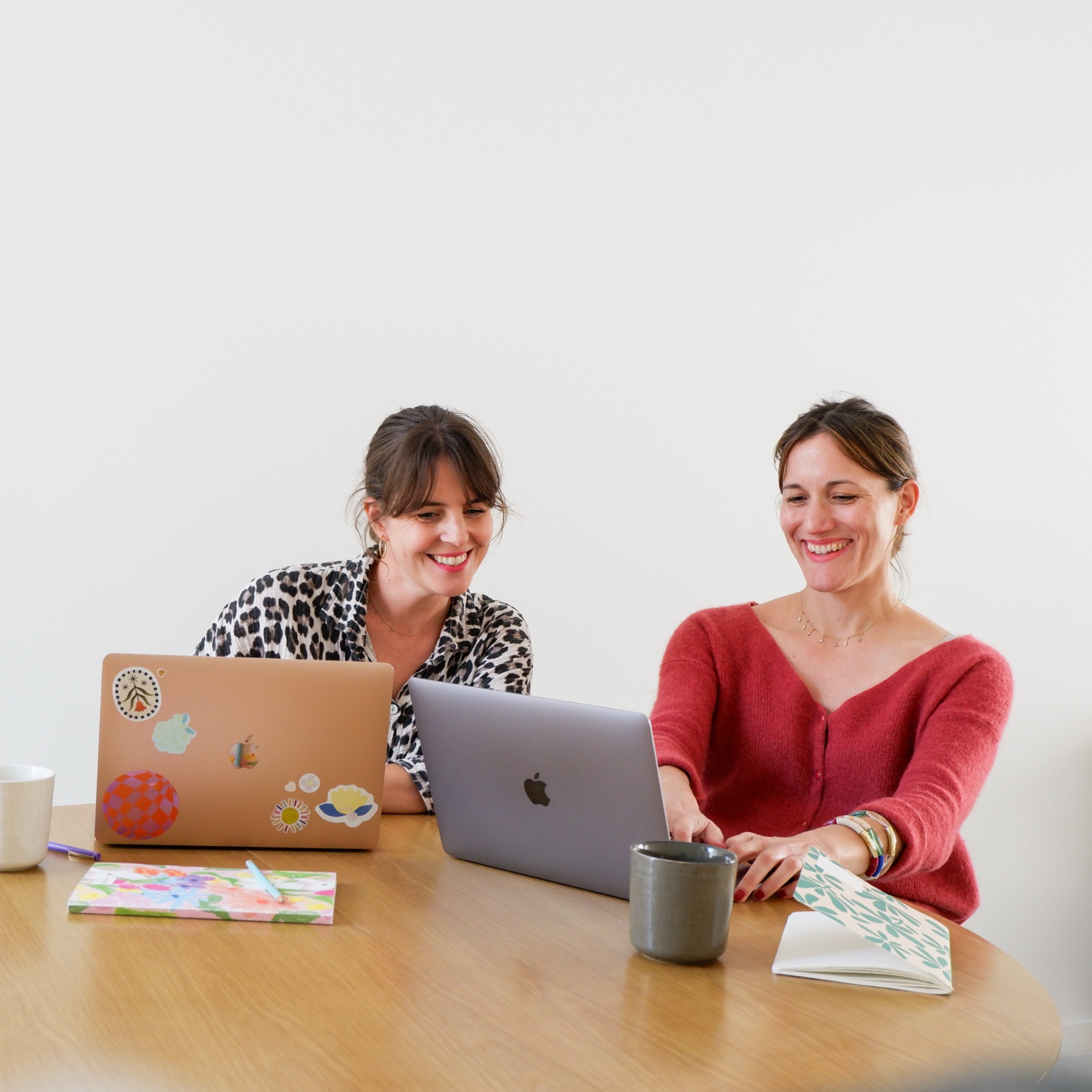 Valérie Donadoni et Anne-Charlotte Ullmann, co-fondatrices de Mosaé, à leurs ordinateurs.