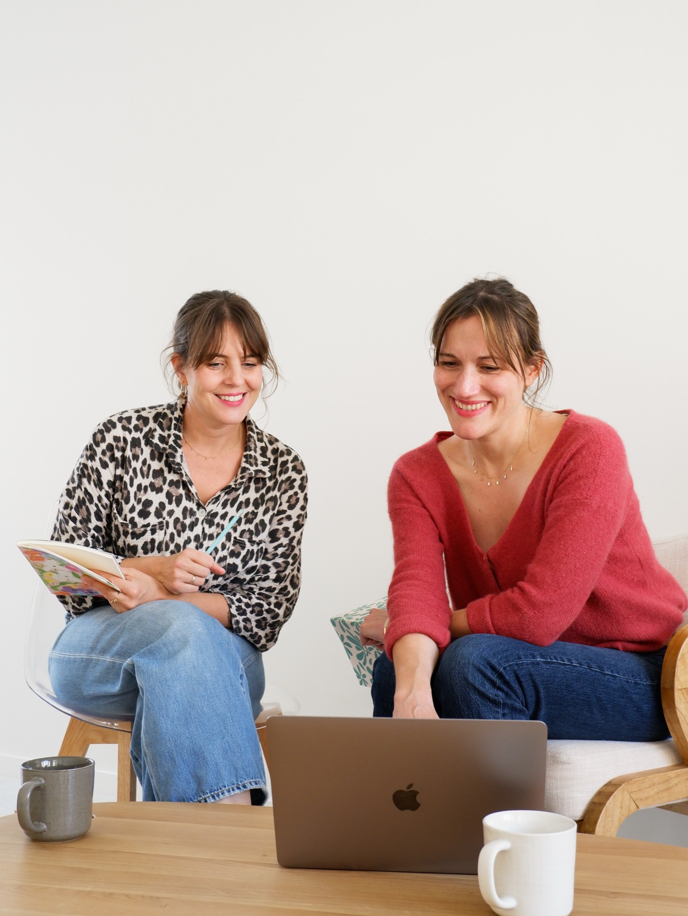 Valérie et Anne-Charlotte travaillant ensemble